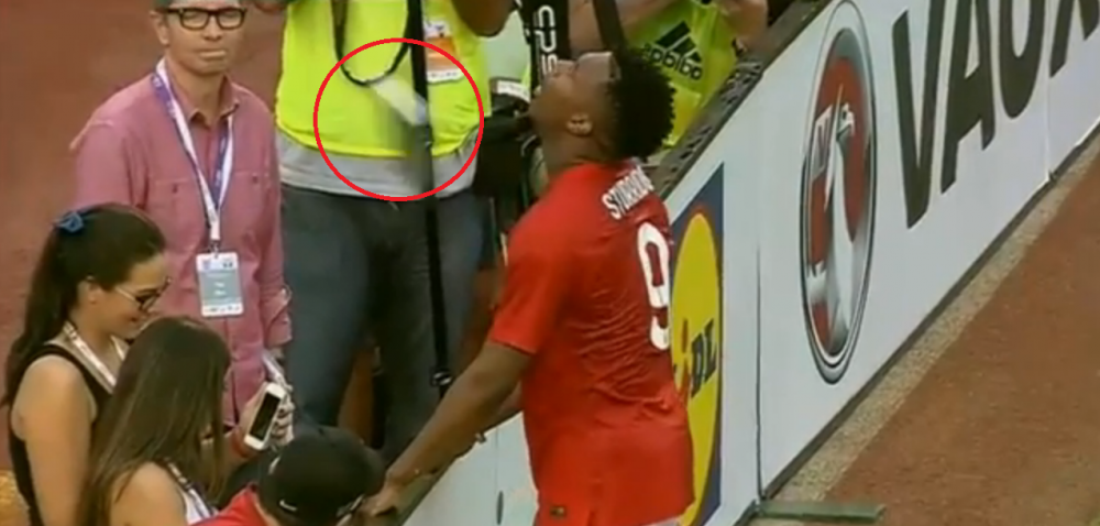 Faza la care Deaconu ar fi anulat campionatul mondial :) Sturridge, lovit cu o cutie de bere aruncata din tribune! VIDEO
