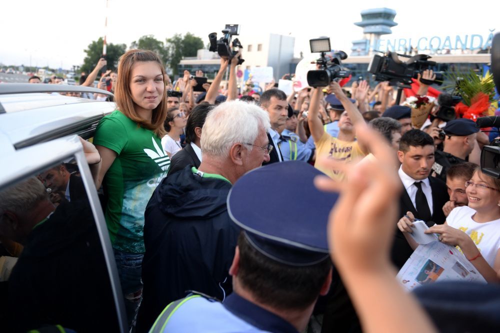 Sute de oameni au asteptat-o o ora pe Halep la aeroport! PERIPETIILE Simonei de la Otopeni! Ce a patit imediat dupa aterizare:_1