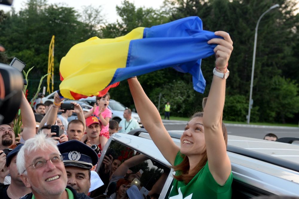 Sute de oameni au asteptat-o o ora pe Halep la aeroport! PERIPETIILE Simonei de la Otopeni! Ce a patit imediat dupa aterizare:_3