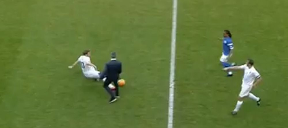 VIDEO incredibil. Mourinho a intrat pe teren si l-a pus in cap! Toti jucatorii au inceput sa rada cu lacrimi cand au vazut asta