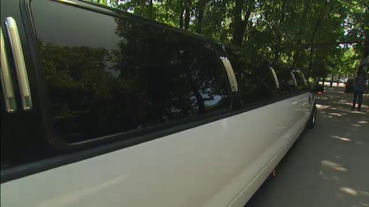 Imaginea zilei in Bucuresti! Limuzina a fost vazuta toata ziua prin Capitala, dar putini se asteptau ca ele sa coboare din ea_1