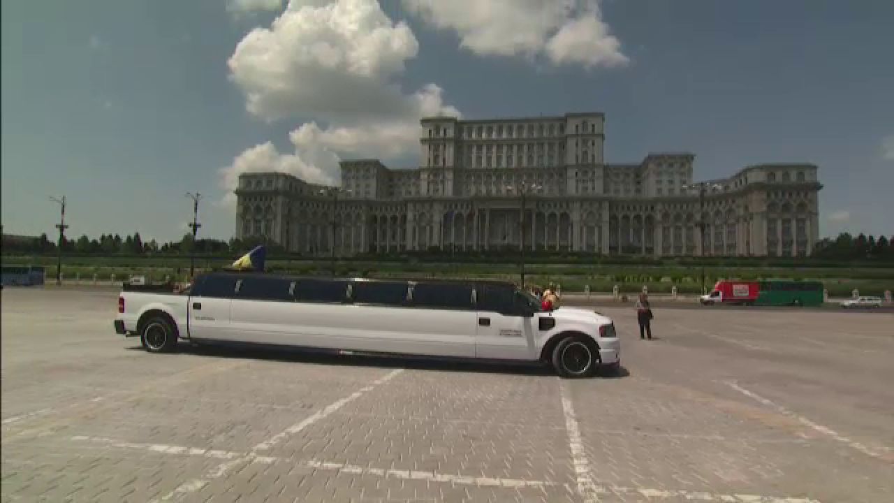 Imaginea zilei in Bucuresti! Limuzina a fost vazuta toata ziua prin Capitala, dar putini se asteptau ca ele sa coboare din ea_2