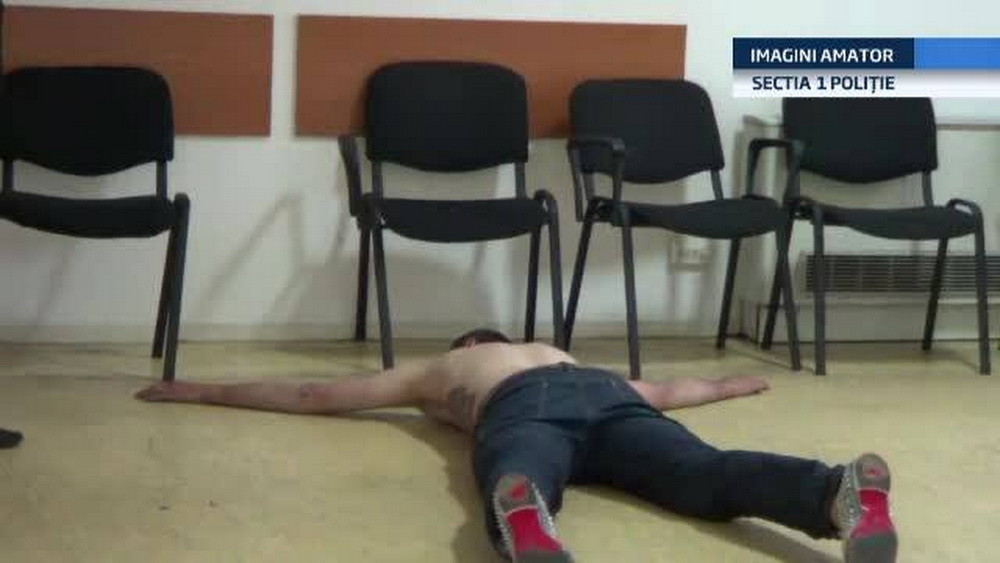 Primele imagini cu ImbaTamas la sectie: s-a tavalit pe jos, a tipat si s-a plans in fata politistilor: Nu ma mai bateeeti VIDEO