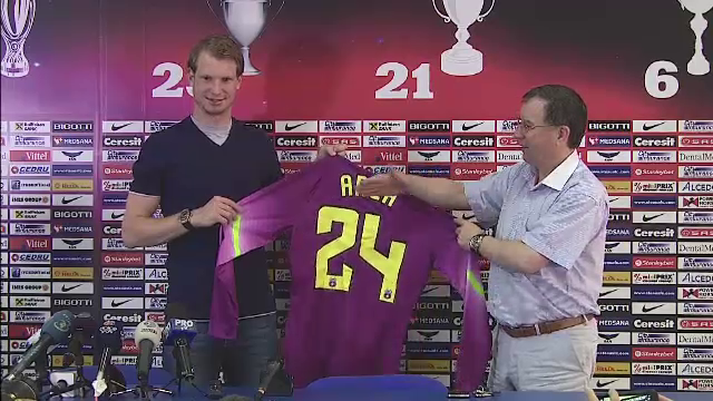 Steaua, lovita de FLACARA VIOLET :) Asa va arata noul tricou de portar pe care il va purta Arlauskis! FOTO_4