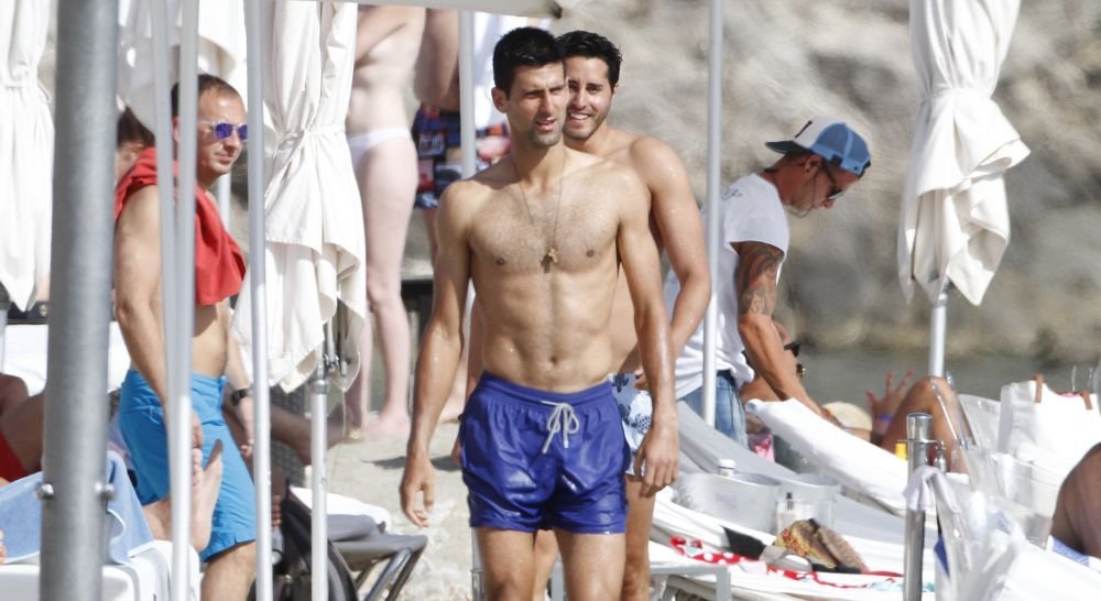 Explicatia teribil de amuzanta din spatele acestei poze! De ce a facut gestul acesta Djokovic FOTO