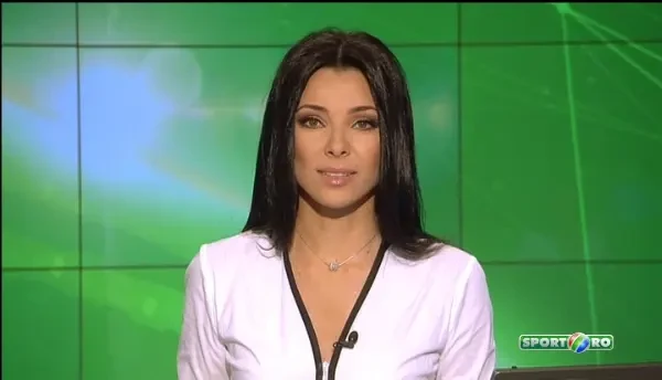 Comedie pe sosea. Cursa cu masini la care razi cu lacrimi. Ce a facut un batran hipiot intr-o mini-dubita VIDEO