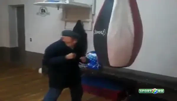 Imagini superbe cu unul dintre cei mai batrani boxeri in viata! Loviturile la sac arata ca boxul nu se uita niciodata - VIDEO