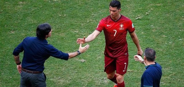 RUSINICA! Ce a facut selectionerul Germaniei inainte sa dea mana cu Ronaldo! VIDEO