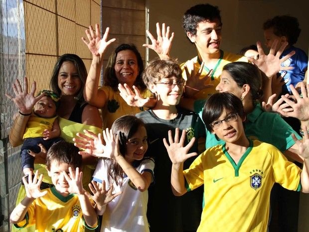 FOTO FABULOS! Brazilia reinventeaza manita! Cum arata singura galerie din lume in care toti fanii au 6 degete la o mana