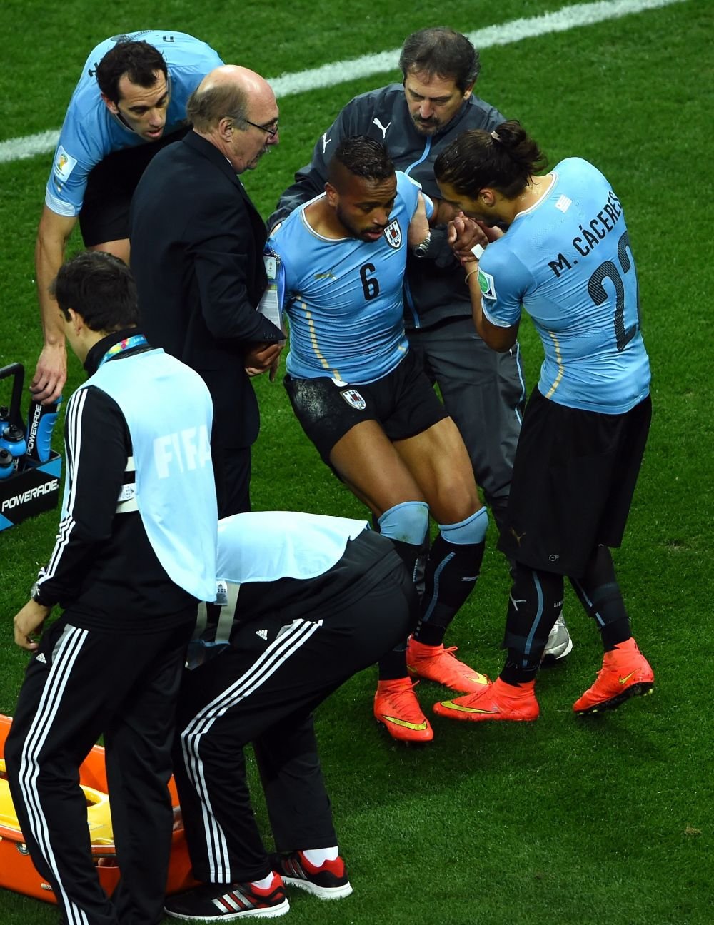 CLIPE SOCANTE pe teren! Sterling l-a lovit cu genunchiul in tampla pe Alvaro Pereira! Ce s-a intamplat dupa e formidabil!_4