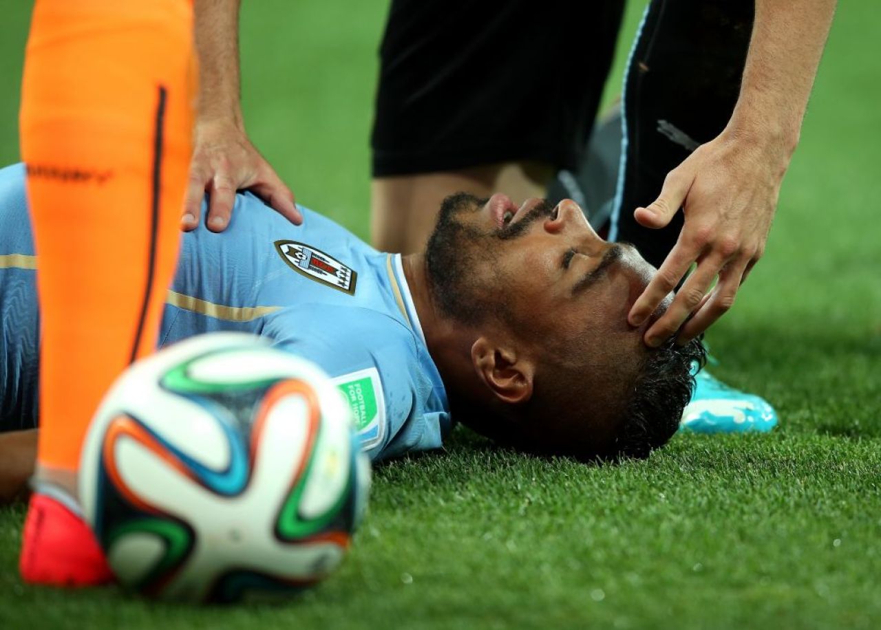 CLIPE SOCANTE pe teren! Sterling l-a lovit cu genunchiul in tampla pe Alvaro Pereira! Ce s-a intamplat dupa e formidabil!_7