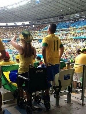 Cea mai scandaloasa imagine de la Mondial. Fanii au privit revoltati continuarea acestei fotografii din tribuna. FOTO