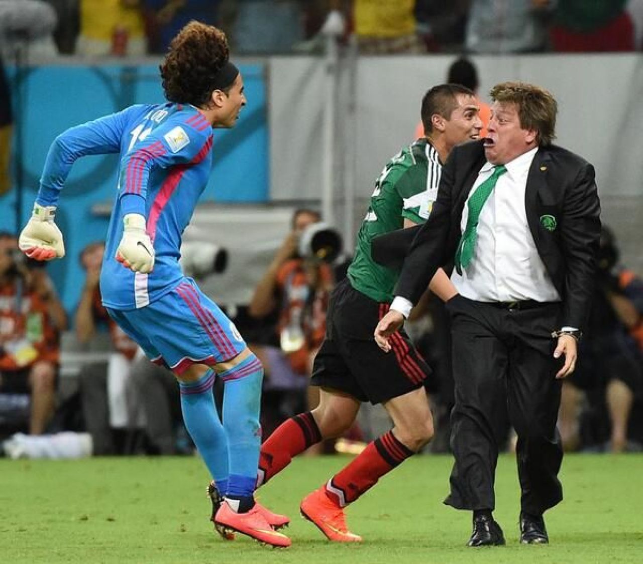 EPIC! :)) El este cel mai tare antrenor de la Mondial! Imagini de senzatie cu selectionerul Mexicului! GALERIE FOTO_1