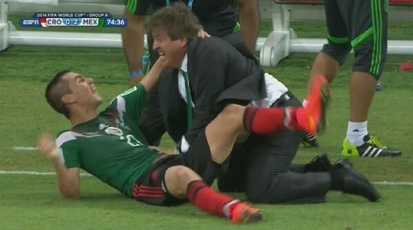 EPIC! :)) El este cel mai tare antrenor de la Mondial! Imagini de senzatie cu selectionerul Mexicului! GALERIE FOTO_3