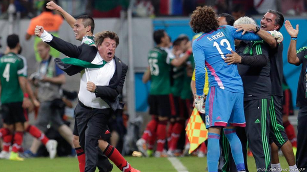 EPIC! :)) El este cel mai tare antrenor de la Mondial! Imagini de senzatie cu selectionerul Mexicului! GALERIE FOTO_5