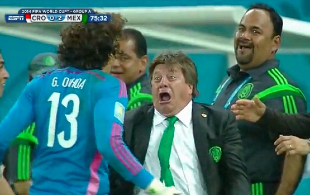 EPIC! :)) El este cel mai tare antrenor de la Mondial! Imagini de senzatie cu selectionerul Mexicului! GALERIE FOTO_6