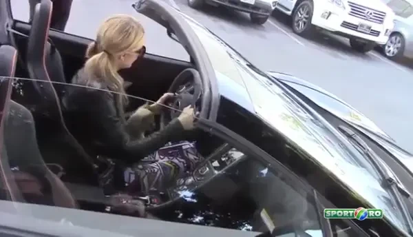 Paris Hilton s-a facut de ras! Si-a luat McLaren de 200.000 de euro, dar nu stie sa-l conduca! VIDEO - cum a fost surprinsa!