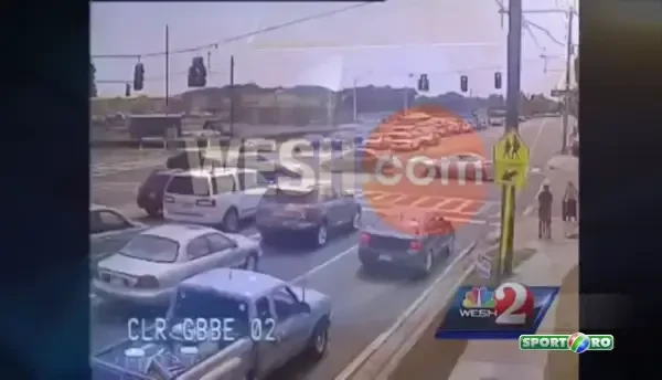 Chuck Norris i-a dat LIKE! Ce a facut un motociclist dupa ce a intrat cu viteza direct intr-o masina! VIDEO