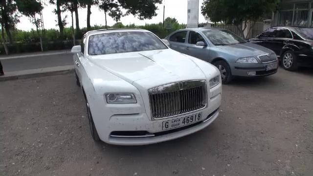 FABULOS! Limuzina de 220.000 de euro care l-a vizitat pe Becali azi la Poarta Alba! Cine s-a dat jos din ea:_2