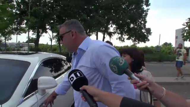 FABULOS! Limuzina de 220.000 de euro care l-a vizitat pe Becali azi la Poarta Alba! Cine s-a dat jos din ea:_3