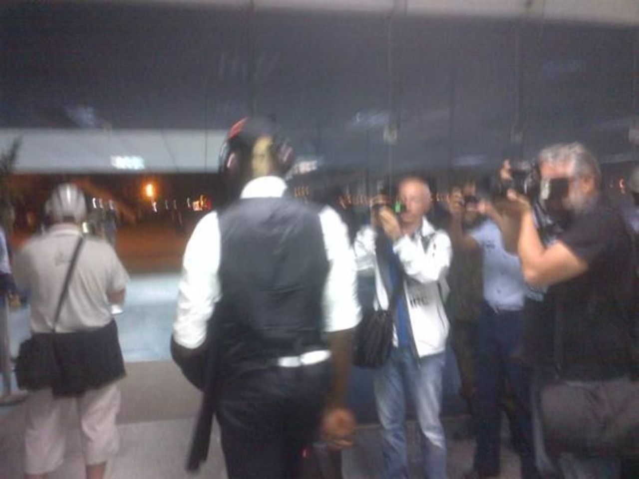 SUPER FOTO! Ce si-a facut Balotelli in cap dupa dezastrul Italiei de la Mondial! I-a surprins pe toti cand a revenit in tara_8