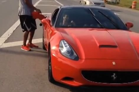 A facut 'PANA PROSTULUI' pe autostrada! :)) Conducea un Ferrari, totul a fost filmat! VIDEO
