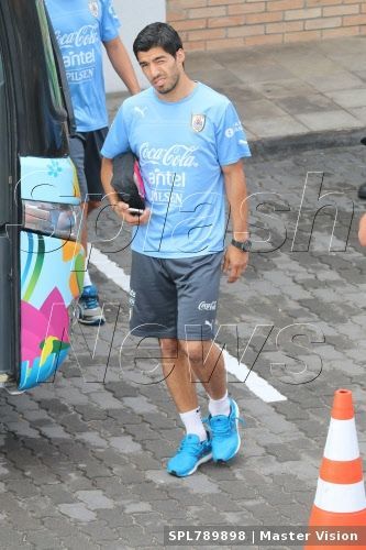 FOTO Prima reactie a lui Suarez dupa ce a fost INTERZIS in fotbal! Gestul neasteptat al CANIBALULUI de la Cupa Mondiala!_1