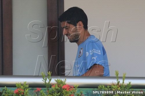 FOTO Prima reactie a lui Suarez dupa ce a fost INTERZIS in fotbal! Gestul neasteptat al CANIBALULUI de la Cupa Mondiala!_2