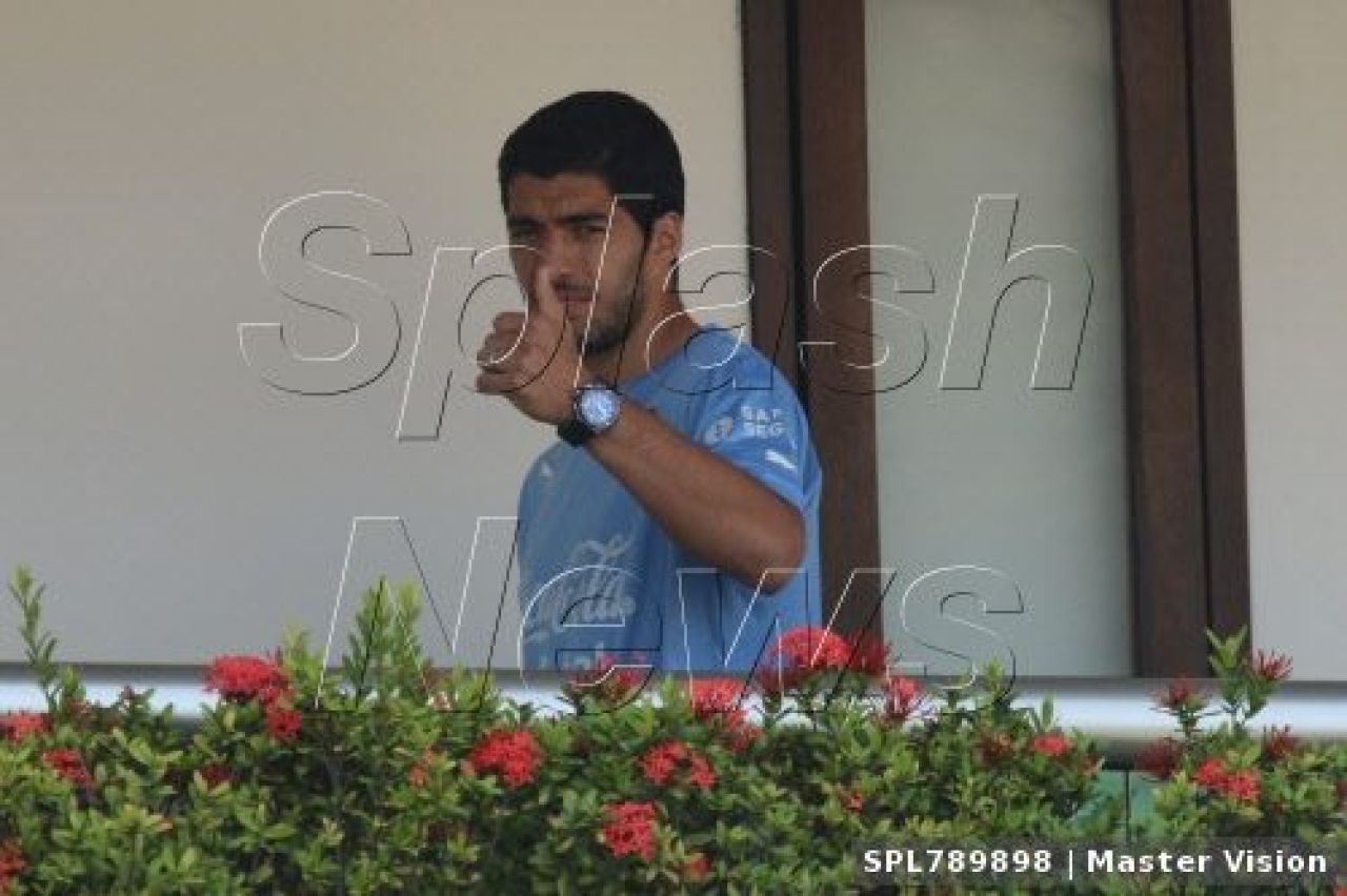 FOTO Prima reactie a lui Suarez dupa ce a fost INTERZIS in fotbal! Gestul neasteptat al CANIBALULUI de la Cupa Mondiala!_3