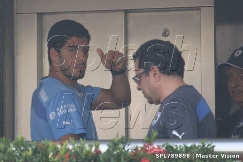 FOTO Prima reactie a lui Suarez dupa ce a fost INTERZIS in fotbal! Gestul neasteptat al CANIBALULUI de la Cupa Mondiala!_5