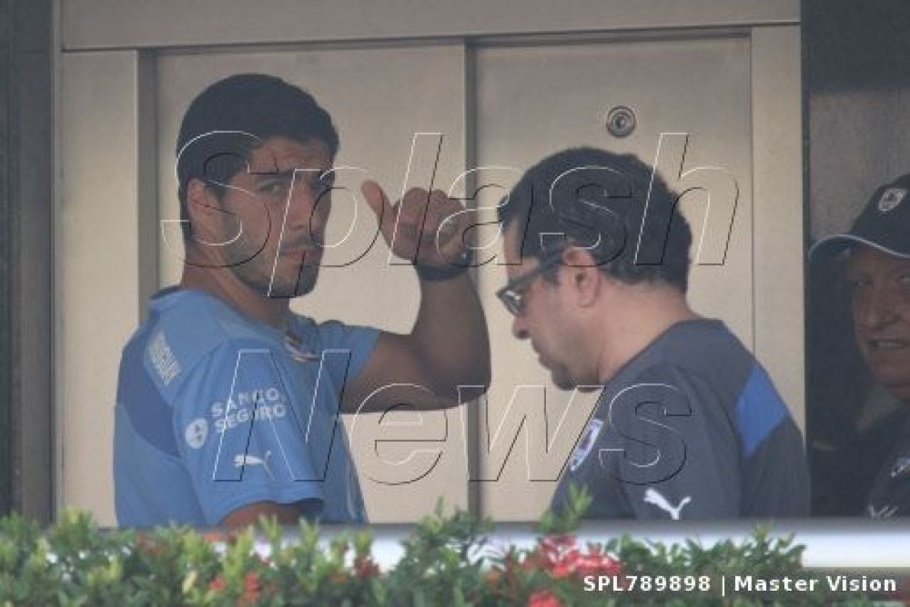 FOTO Prima reactie a lui Suarez dupa ce a fost INTERZIS in fotbal! Gestul neasteptat al CANIBALULUI de la Cupa Mondiala!_5