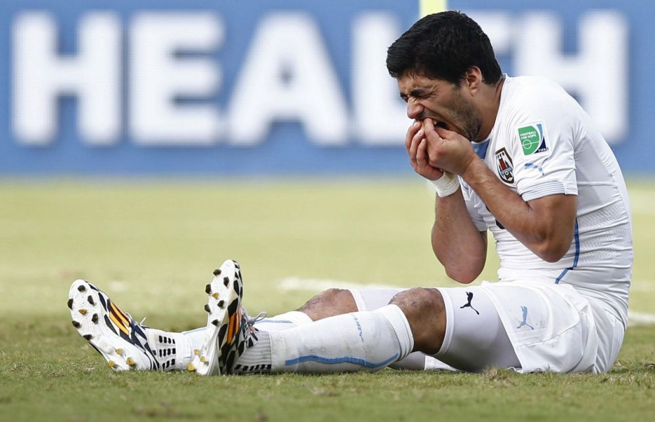 FOTO Prima reactie a lui Suarez dupa ce a fost INTERZIS in fotbal! Gestul neasteptat al CANIBALULUI de la Cupa Mondiala!_6