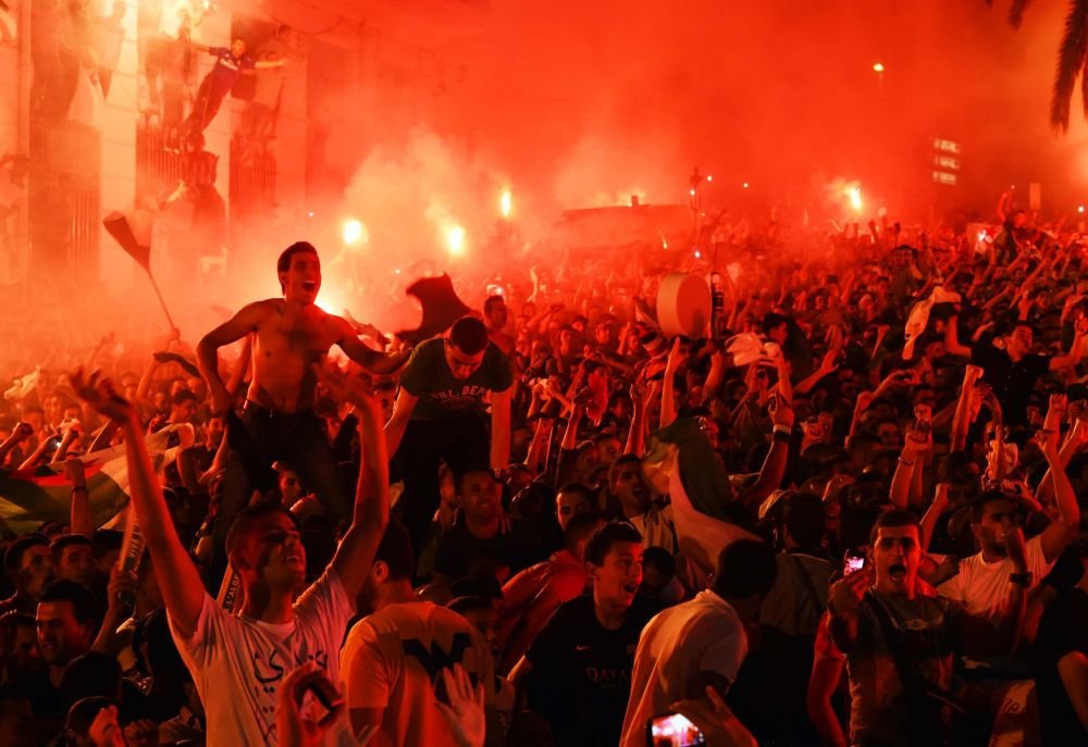 Calificarea in optimi a APRINS Algeria! Fanii au declansat nebunia pe strazi, dar s-au batut cu politistii din Paris si Lyon