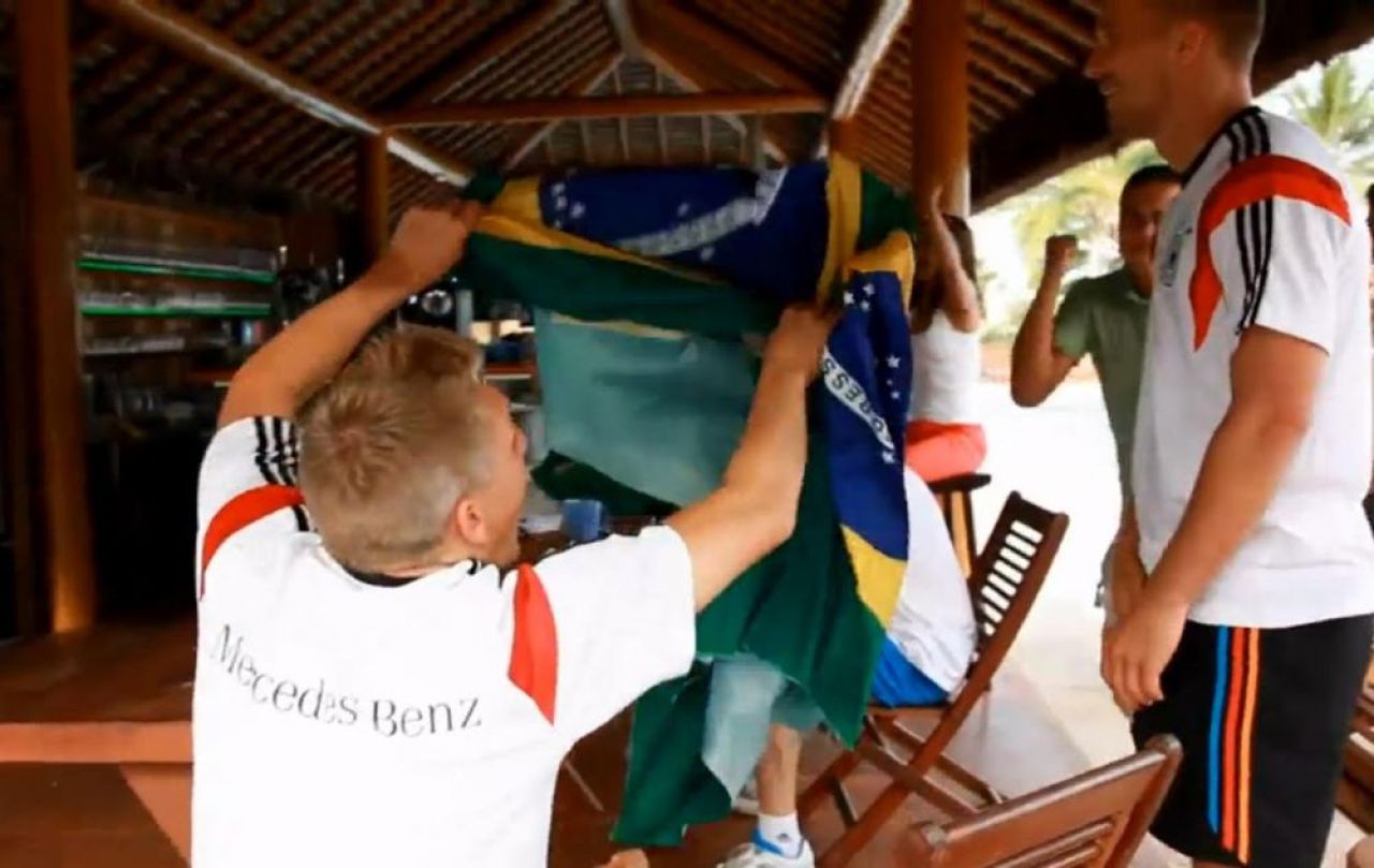 Sunt STARURI, dar sunt in stare sa faca asta! :)) Cum au fost surprinsi doi jucatori ai Germaniei la calificarea Braziliei! VIDEO_3