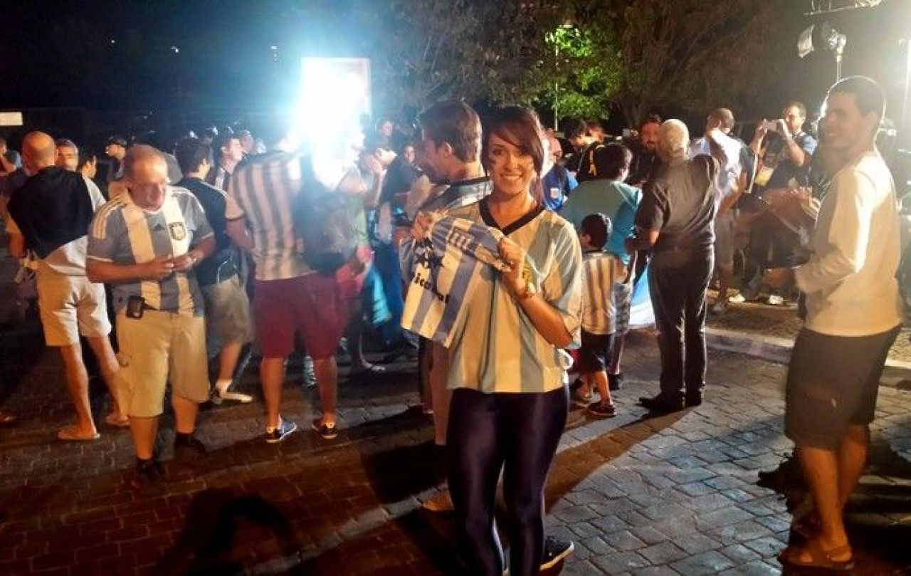 Imaginile incredibile care i-au revoltat pe fani! Sute de oameni au venit sa faca o poza cu Messi, el a facut asta. FOTO _3