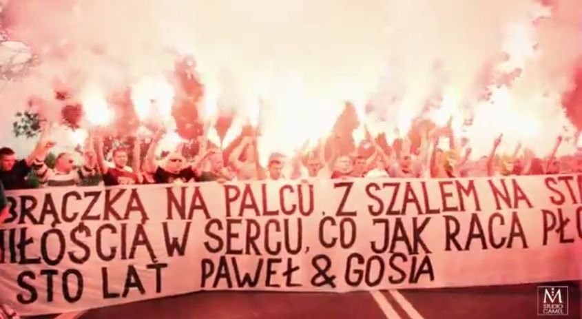 Asta este nunta anului in fotbal: Au adus toata peluza la petrecere. Fanii au venit cu bannere si torte! SUPER VIDEO_2