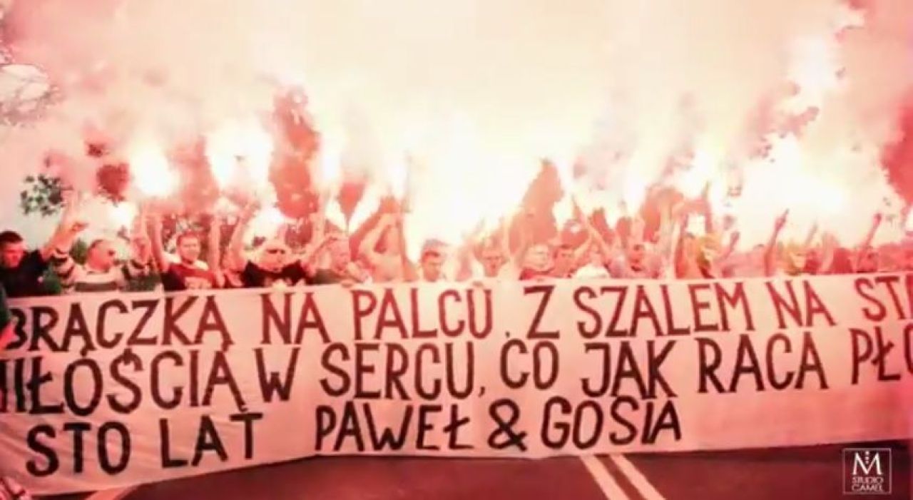 Asta este nunta anului in fotbal: Au adus toata peluza la petrecere. Fanii au venit cu bannere si torte! SUPER VIDEO_2