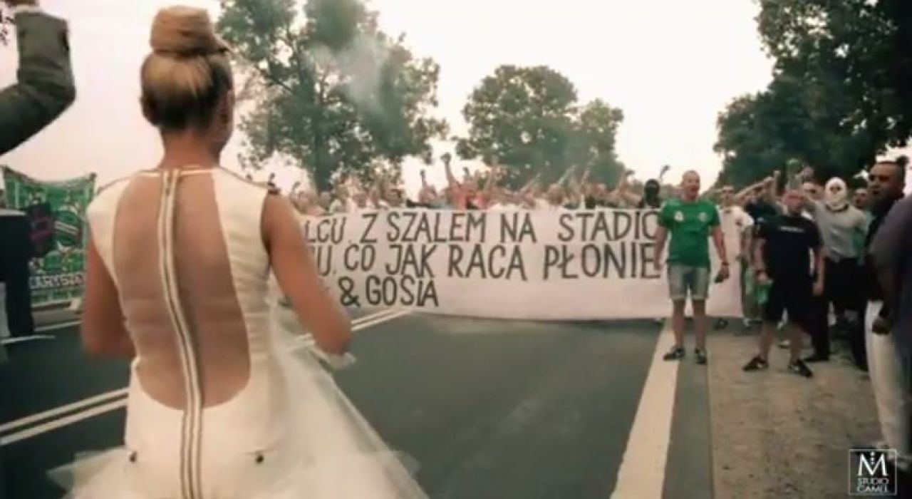 Asta este nunta anului in fotbal: Au adus toata peluza la petrecere. Fanii au venit cu bannere si torte! SUPER VIDEO_4