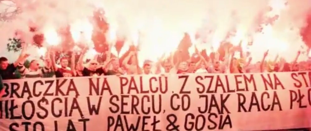 Asta este nunta anului in fotbal: Au adus toata peluza la petrecere. Fanii au venit cu bannere si torte! SUPER VIDEO_5