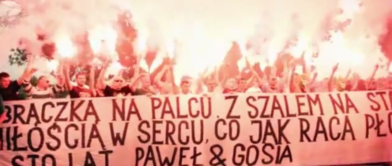 Asta este nunta anului in fotbal: Au adus toata peluza la petrecere. Fanii au venit cu bannere si torte! SUPER VIDEO_5