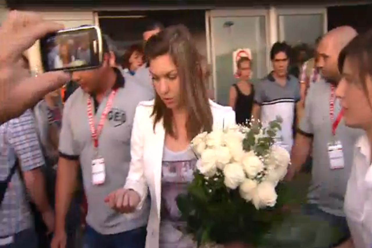 Primire FANTASTICA pentru Simona Halep! Toti oamenii din aeroport s-au oprit s-o aplaude! Ce promisiune le-a facut romanilor:_5