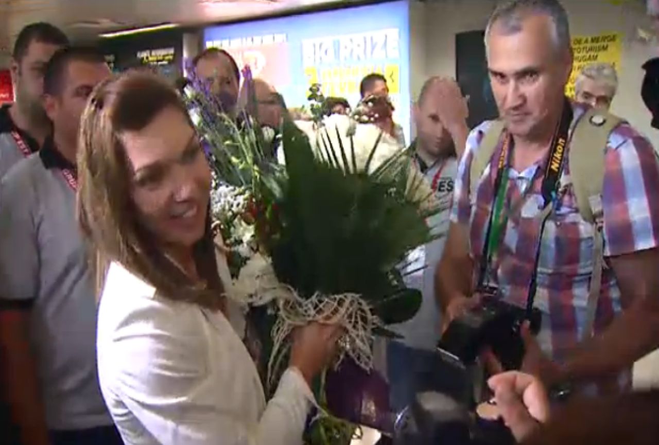 Primire FANTASTICA pentru Simona Halep! Toti oamenii din aeroport s-au oprit s-o aplaude! Ce promisiune le-a facut romanilor:_13