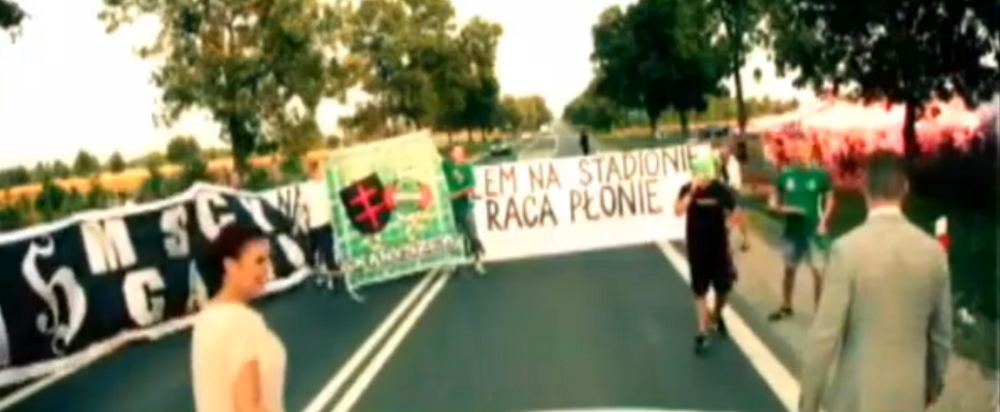 Ce spectacol! Asta e cea mai spectaculoasa nunta a verii: un drum a fost blocat, ultrasii au aprins torte! VIDEO
