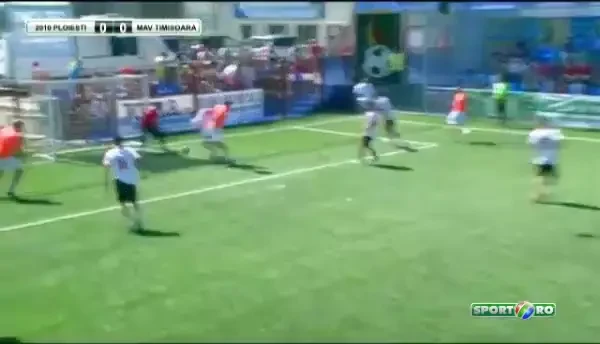 Nu numai la Mondial se dau supergoluri! Brazilienii Romaniei s-au intrecut in goluri cu calcaiul la minifotbal - VIDEO