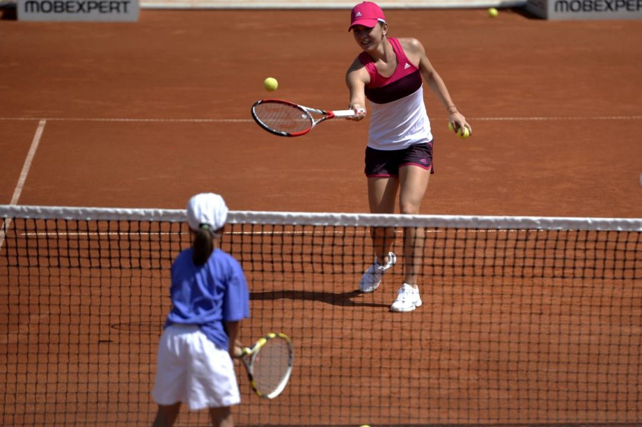 SUPER FOTO: Simona Halep a facut fericiti 200 de copii: a jucat tenis cu ei la Arenele BNR!