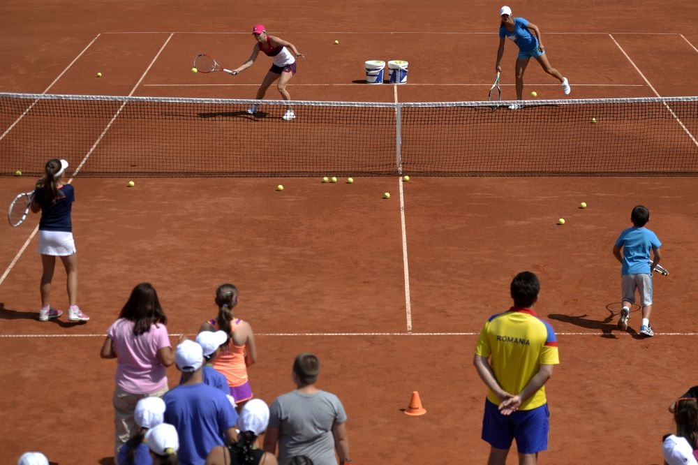 SUPER FOTO: Simona Halep a facut fericiti 200 de copii: a jucat tenis cu ei la Arenele BNR! 