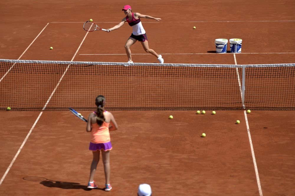 SUPER FOTO: Simona Halep a facut fericiti 200 de copii: a jucat tenis cu ei la Arenele BNR! 