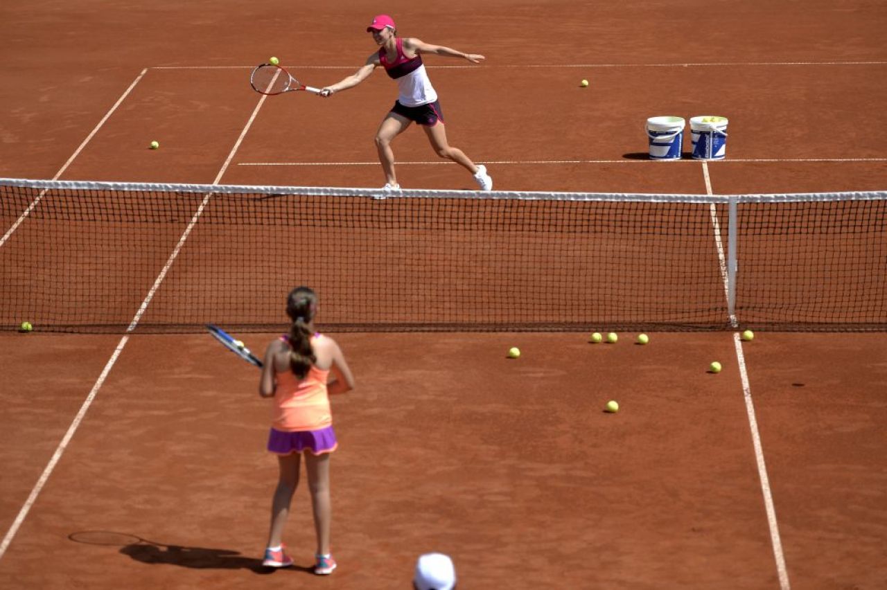 SUPER FOTO: Simona Halep a facut fericiti 200 de copii: a jucat tenis cu ei la Arenele BNR!