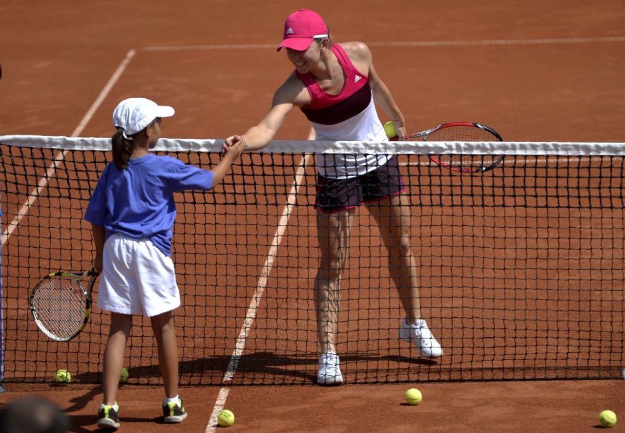 SUPER FOTO: Simona Halep a facut fericiti 200 de copii: a jucat tenis cu ei la Arenele BNR!