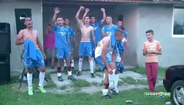 Tiganii au si ei cupa lor, la fotbal! Se bat pe un trofeu facut din aur de 24 de karate si pentru care au cheltuit 10 mii de euro